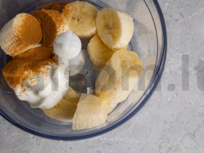 Bananų tyrė su medumi ir graikiniais riešutais Žingsnis 2