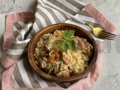 Makaronai orzo su kiauliena pagrindine nuotrauka