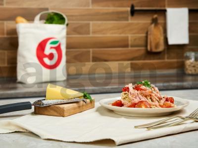 Makaronai su kumpiu ir pomidorais su sūriu pagrindine nuotrauka