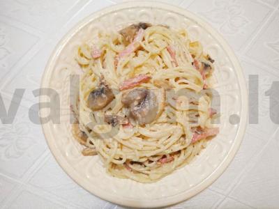 Makaronai carbonara vištienos sultinyje pagrindine nuotrauka