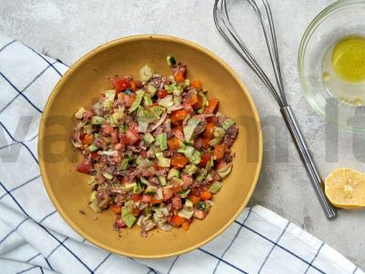 Greitos ir skanios konservuotos žuvies salotos Žingsnis 2