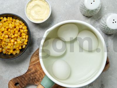 Žuvies salotos su kukurūzais ir kiaušiniais Žingsnis 1