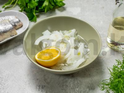 Silkės salotos su bulvėmis ir svogūnais Žingsnis 1