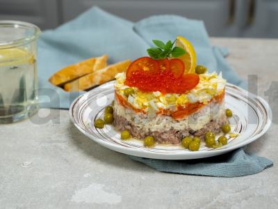 Klasikinės žuvies salotos su ryžiais ir kiaušiniu pagrindine nuotrauka