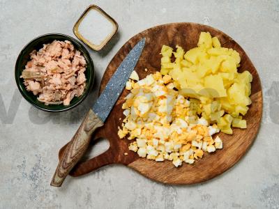 Žuvies salotos su bulvėmis ir žirneliais Žingsnis 1