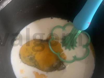 Dovanų tortas su švelniu kremu Žingsnis 8