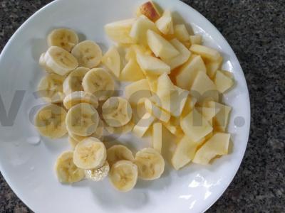 Paprasta obuolių ir bananų charlotte Žingsnis 1