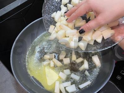 Makaronai su kriauše, mėlynuoju sūriu, medumi ir grietinėle Žingsnis 2