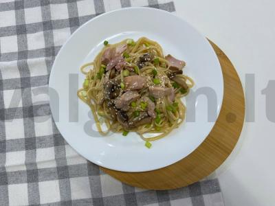 Wok su rūkyta vištiena ir grybais sojų padaže pagrindine nuotrauka