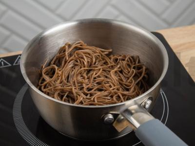 Soba su karamelizuotais raudonaisiais svogūnais Žingsnis 3