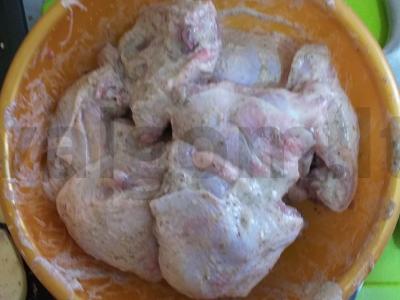 Aromatinga vištiena su bulvėmis orkaitėje adžikoje Žingsnis 1