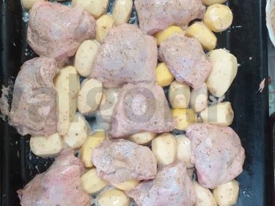 Aromatinga vištiena su bulvėmis orkaitėje adžikoje Žingsnis 4