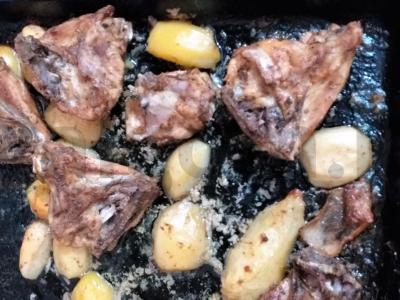 Aromatinga vištiena su bulvėmis orkaitėje adžikoje pagrindine nuotrauka