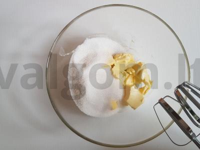Slyvų pyragas su švelnia rūgštele Žingsnis 1