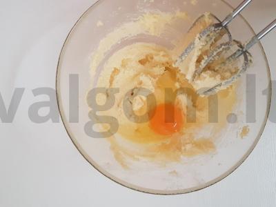 Slyvų pyragas su švelnia rūgštele Žingsnis 2