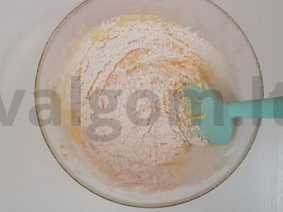 Slyvų pyragas su švelnia rūgštele Žingsnis 3