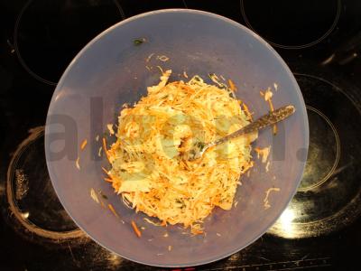 Klasikinės baltagūžių kopūstų salotos Žingsnis 2
