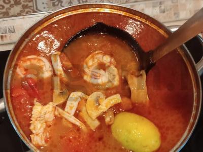 Aštri tom yum sriuba pagrindine nuotrauka