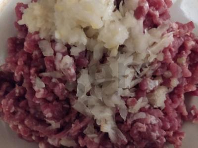 Švelnus cukinijų troškinys kiaušinių ir grietinės įdare Žingsnis 1