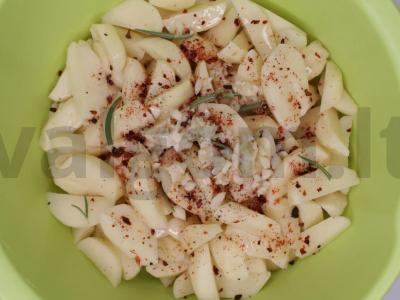 Aromatingos bulvės su česnakais Žingsnis 1