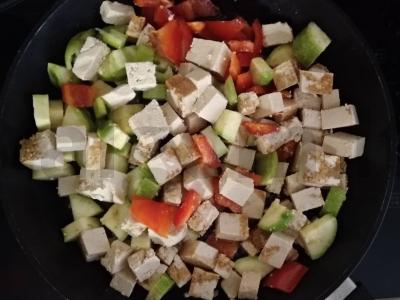 Troškinti su tofu sūriu, cukinijomis ir paprikomis Žingsnis 2