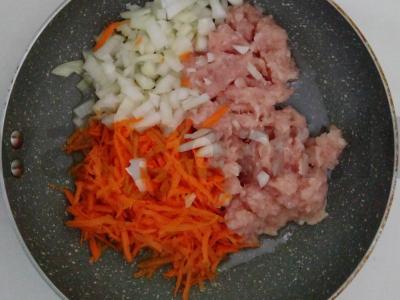 Kepti cukinijų laiveliai su daržovėmis, sūriu ir prieskoniais Žingsnis 1