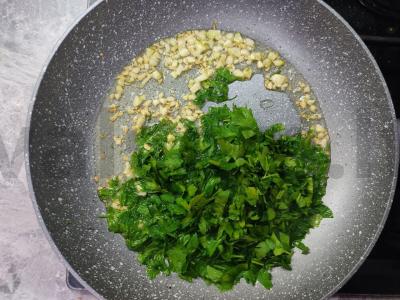 Skanus Viduržemio jūros stiliaus jūros lydekos patiekalas žaliajame padaže Žingsnis 1