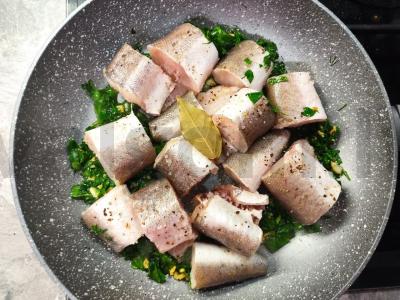 Skanus Viduržemio jūros stiliaus jūros lydekos patiekalas žaliajame padaže Žingsnis 2