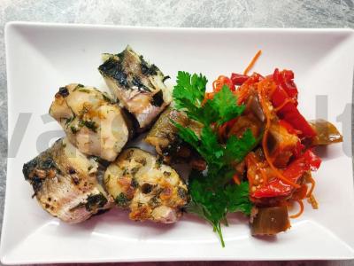 Skanus Viduržemio jūros stiliaus jūros lydekos patiekalas žaliajame padaže pagrindine nuotrauka