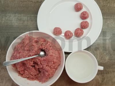 Naminė sriuba su mėsos kukuliais ir makaronais Žingsnis 1