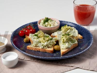 Avokadų makaronai su varške pagrindine nuotrauka