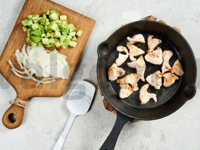 Salotos su kalakutiena ir avokadais Žingsnis 1