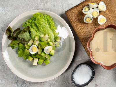 Salotos su avokadais ir putpelių kiaušiniais Žingsnis 2