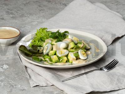 Salotos su avokadais ir putpelių kiaušiniais pagrindine nuotrauka