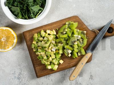 Sveikos avokadų salotos su kiviais Žingsnis 1