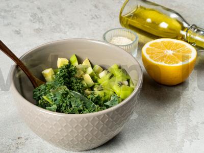 Sveikos avokadų salotos su kiviais Žingsnis 2