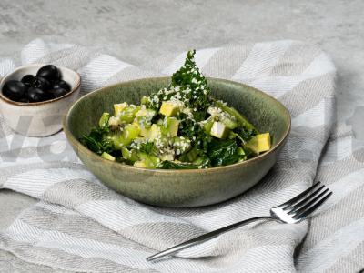 Sveikos avokadų salotos su kiviais pagrindine nuotrauka