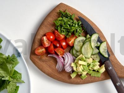 Salotos su avokadais ir salotų lapais Žingsnis 1