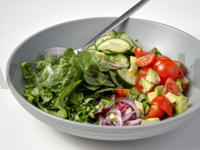 Salotos su avokadais ir salotų lapais Žingsnis 2