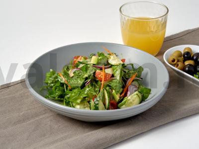 Salotos su avokadais ir salotų lapais pagrindine nuotrauka