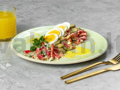 Greitos salotos su avokadais ir marinuotais agurkais pagrindine nuotrauka