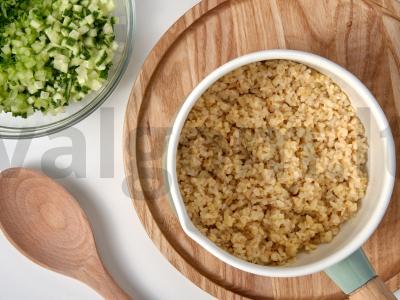 Bulgur salotos su agurkais Žingsnis 1