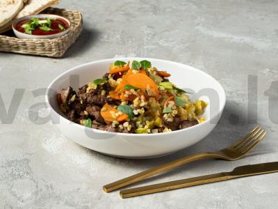 Bulgur su vištienos kepenėlėmis ir daržovėmis pagrindine nuotrauka