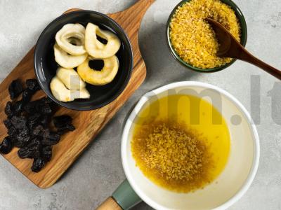 Bulgur košė su džiovintais vaisiais ir medumi Žingsnis 1
