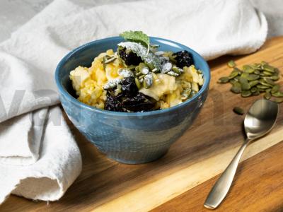 Bulgur košė su džiovintais vaisiais ir medumi pagrindine nuotrauka