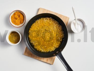 Bulgur su kariu ant garnyro Žingsnis 1