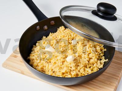 Bulgur su kariu ant garnyro Žingsnis 2