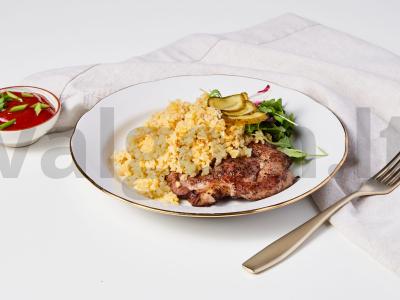 Bulgur su kariu ant garnyro pagrindine nuotrauka