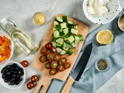 Graikiškos salotos su mocarela ir vyšniniais pomidorais Žingsnis 1