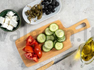 Graikiškos salotos su agurkais ir kaparėliais Žingsnis 1